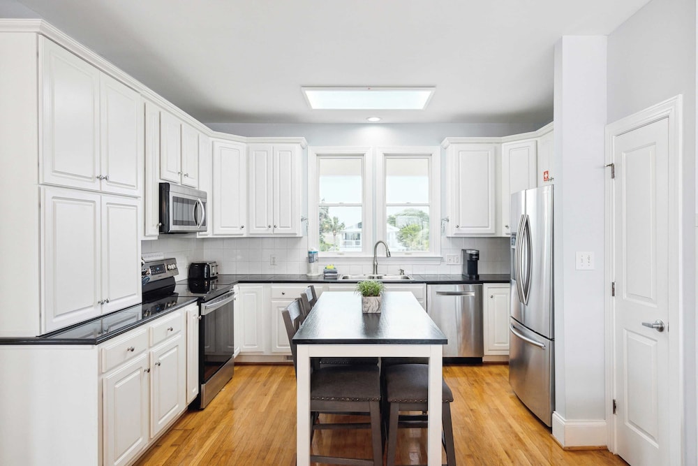 Oceanfront w/ Pool, Panoramic Deck Views, 5bdr Folly Ocean Breeze by Avantstay
