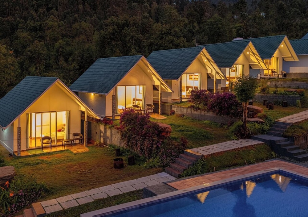 Gardenia Kanthalloor by VOYE HOMES