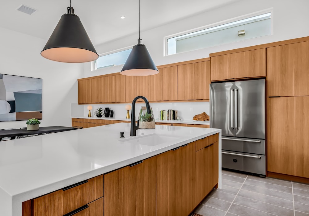 Modern Miralon - Sophisticated Retreat for Up To 5 w/ Resort Amenities