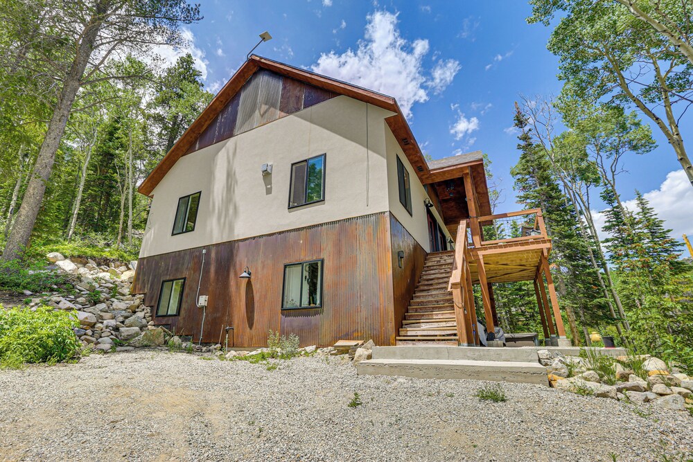 Private Hot Tub & Mountain Views: Duplex in Salida