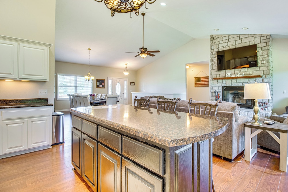 Near Bull Shoals Lake: Spacious Golfer's Getaway!