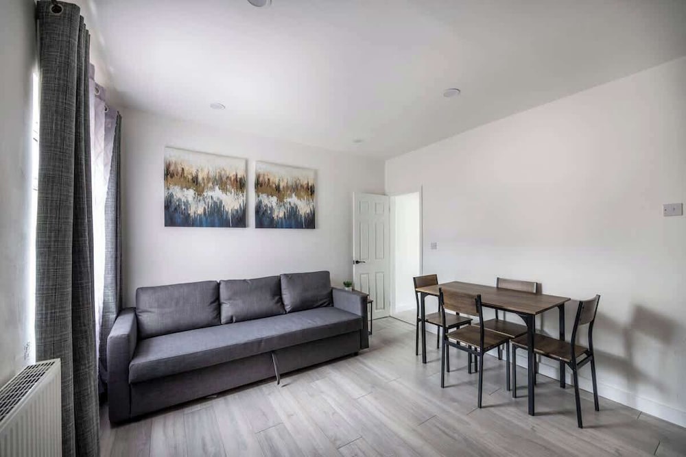 3bedroom 2 Bathroom House-free Parking 5 Beds