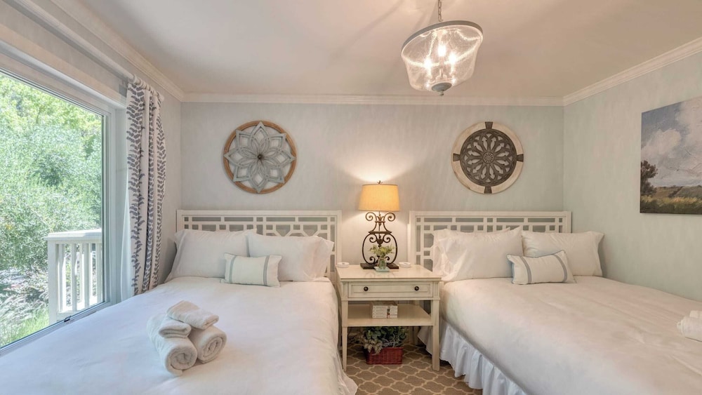 Glen Ellen Escape 5BR Retreat w/ Pool, Hot Tub, Hammocks & Vineyard Views