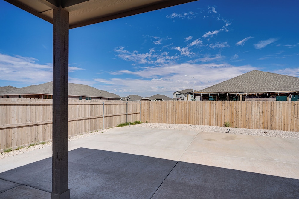 Spacious Family Home w/ Office in Midland-odessa!