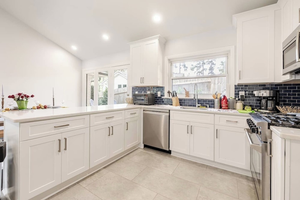 Stylish Comfort Modern Chef Kitchen 4 BR 2 Baths