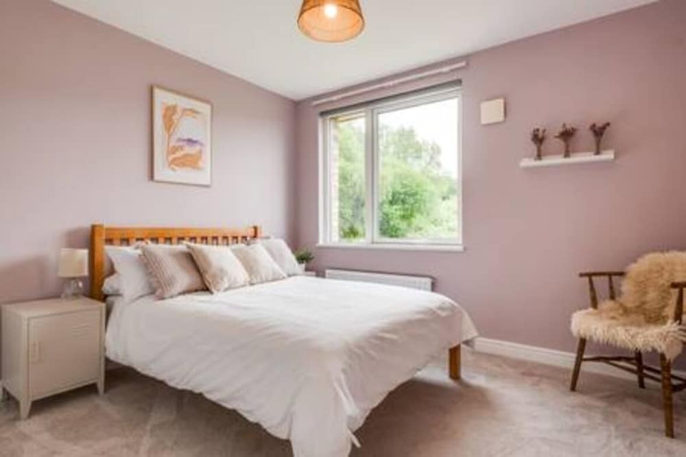Family-friendly Getaway - Garden Parking Sleeps 7