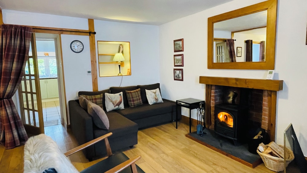 Traditional Highland Cottage Near Loch Ness-sleeps 6