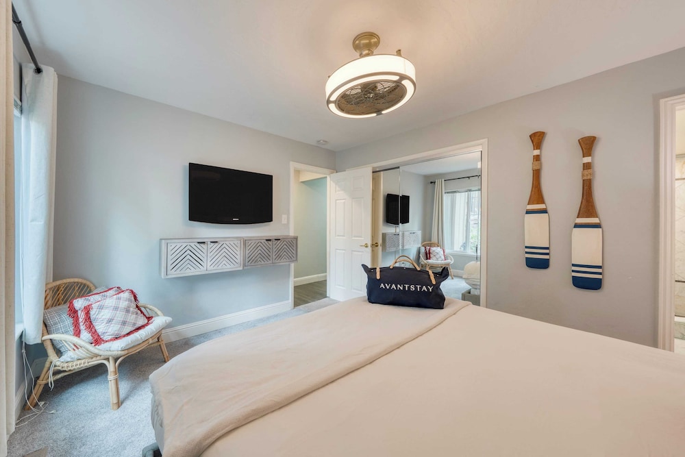 Ski Way by Avantstay Cozy Tahoe Home w/ Fireplace & Balcony