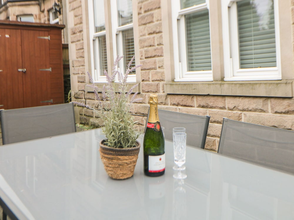 1 Knowleston House