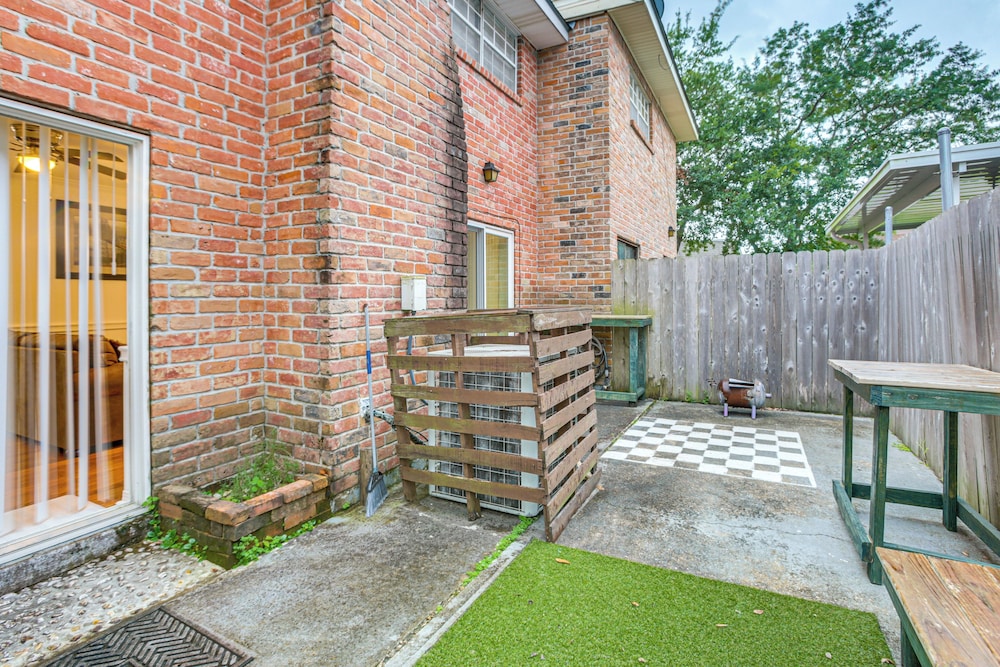 23 Mi to Nola: Cozy & Quaint Destrehan Townhome