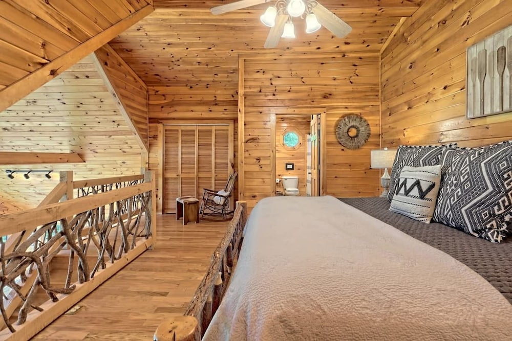 Hot Tub 3 Fireplaces Mountain Views Game Room