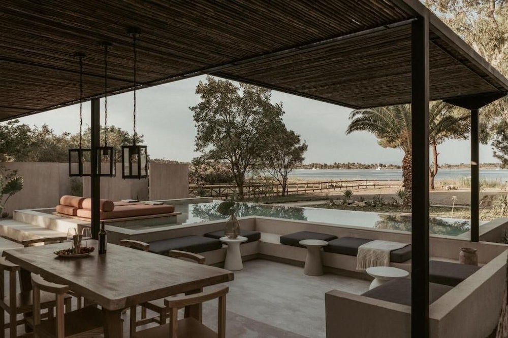 Pure Beachfront Villa with pool