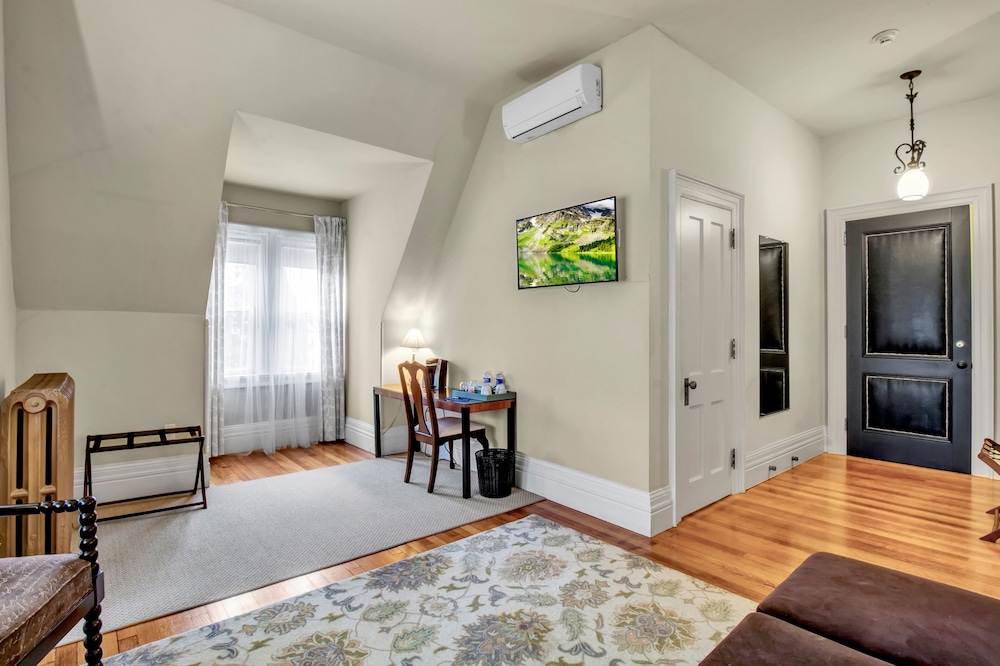 Buffalo Vacations - InnBuffalo off Elmwood - Property Image 4