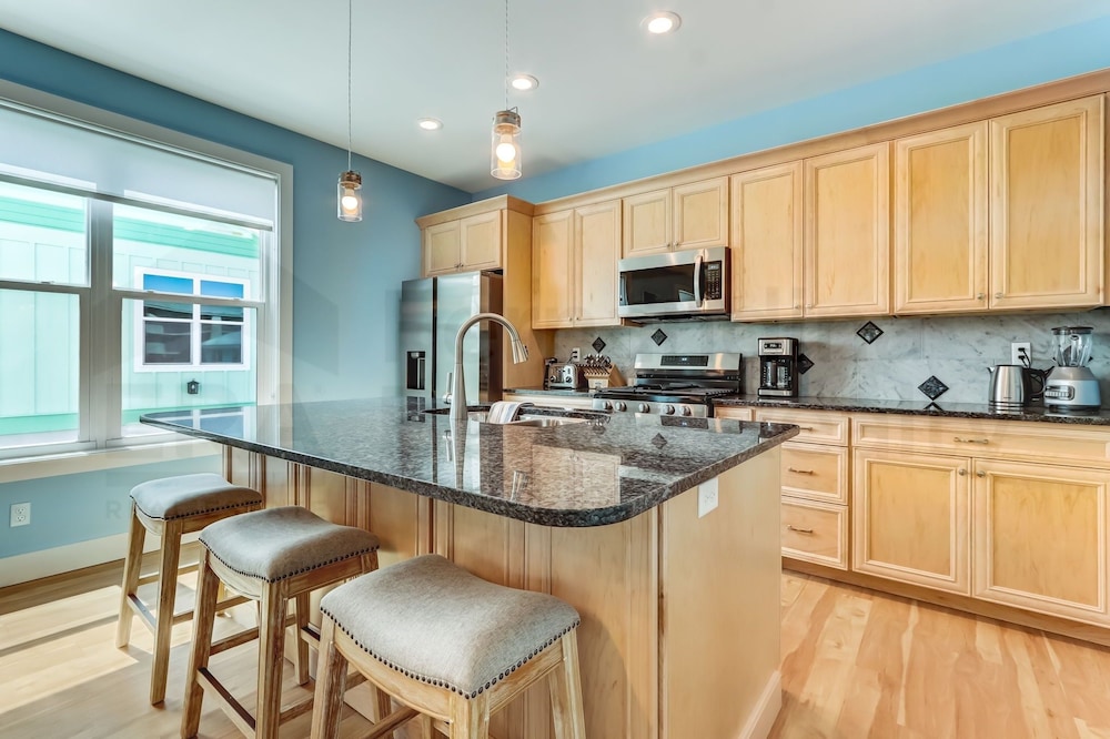 391 South Fletcher 7 Bedroom Home by RedAwning