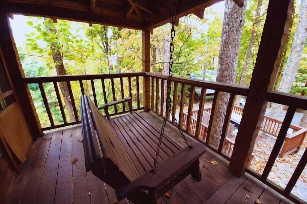 The Fur Traders Cabin- Pigeon Forge 2 Bedroom Cabin