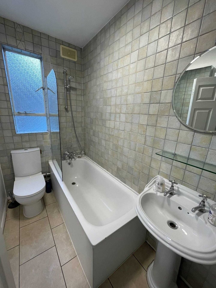 Charming and Serene 2 Bedroom Flat - Sands End