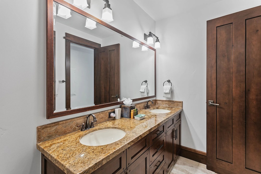 Arrowleaf Lodge at Deer Valley Resort - Three Bedroom Residence #110 3 Condo