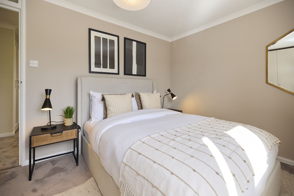 Chiswick Townhouse with Garden & Parking