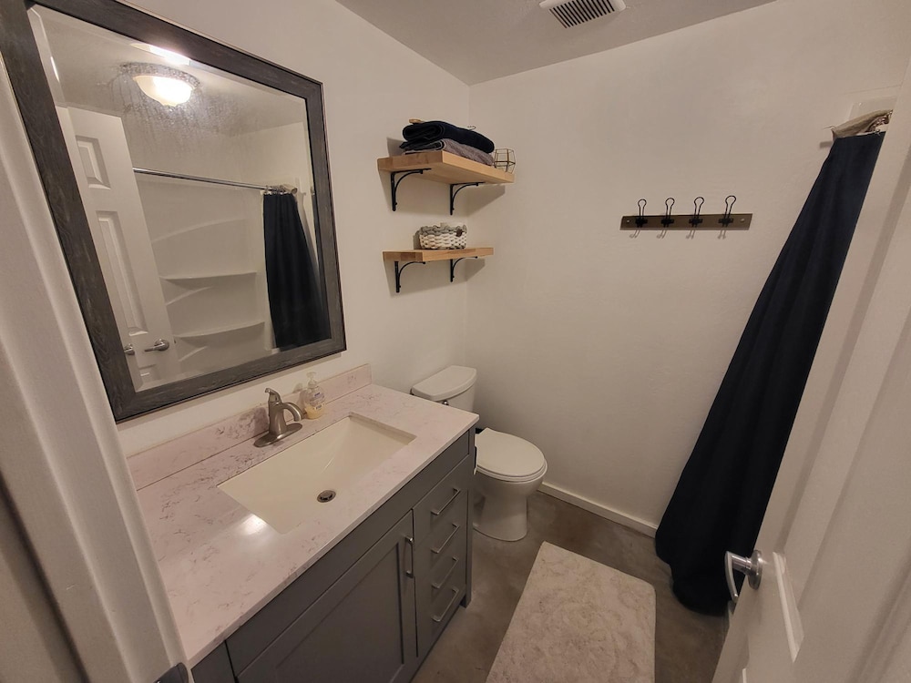 Stunning Phoenix Studio Stylish Oasis in a Prime Location