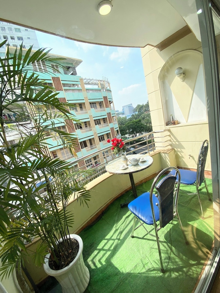 Home Away Do Quang Dau