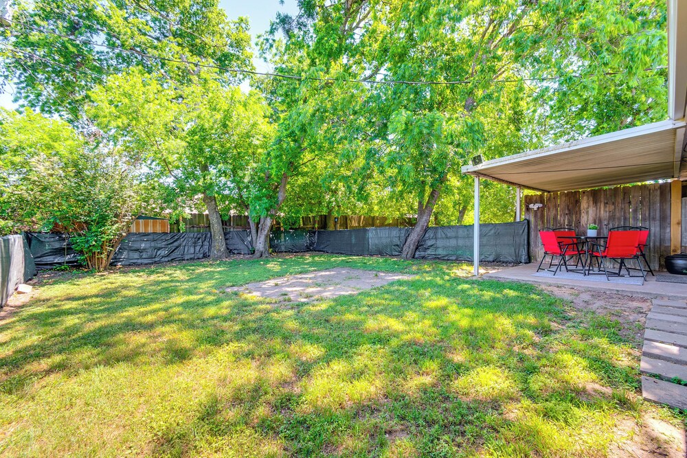 2 Mi to Texas A&m: Pet-friendly Duplex w/ Yard!