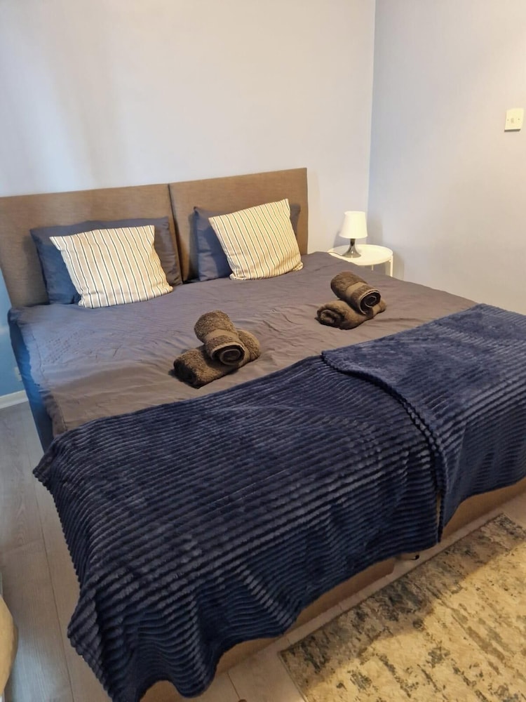 London City Escape - Stylish 2 Bedroom Apartment