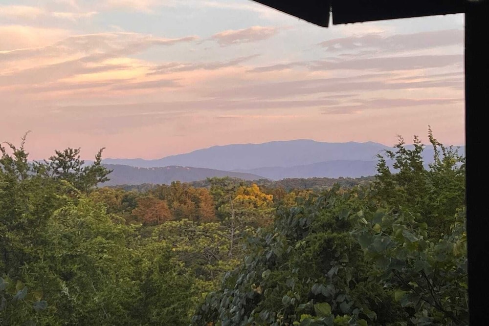 Mountains are Calling by Avantstay Sleeps 8 Hot Tub + Game Loft Located in Douglas Lake Resort