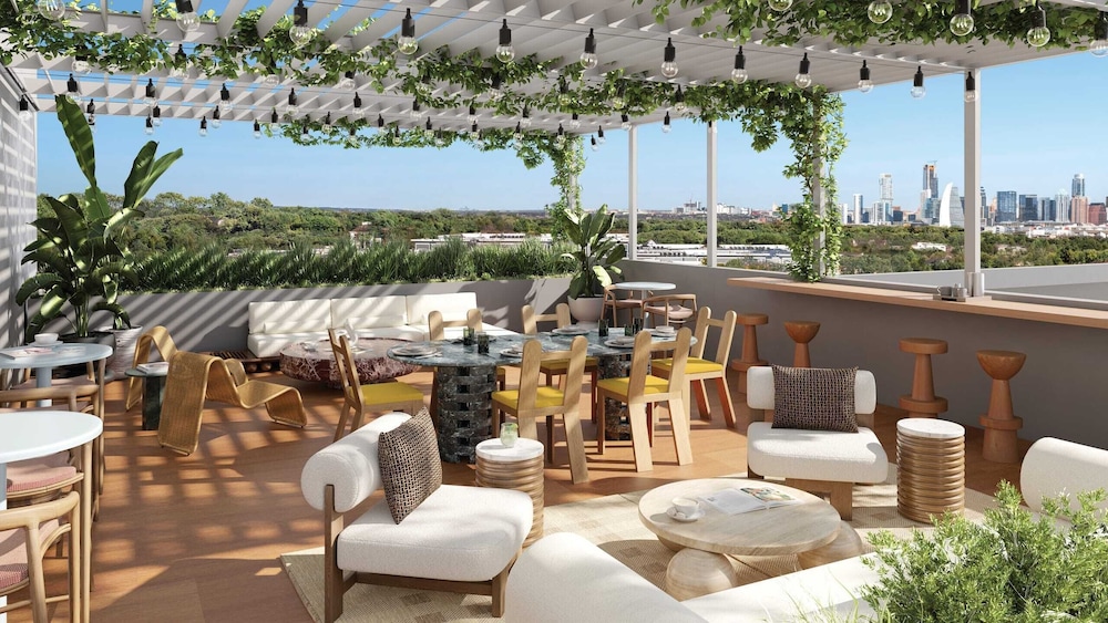 Resort-style Amenities Pool, Dining, Bar, Terrace South Lamar Stay The Code by Avantstay