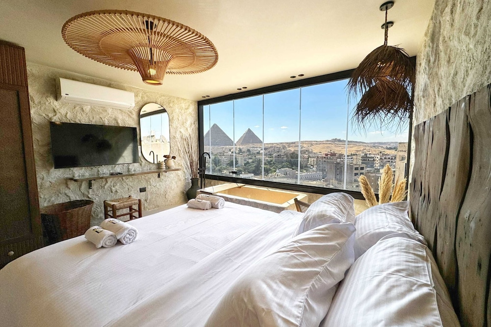 The 2 BDR Pyramids Vista w/ Bathtub
