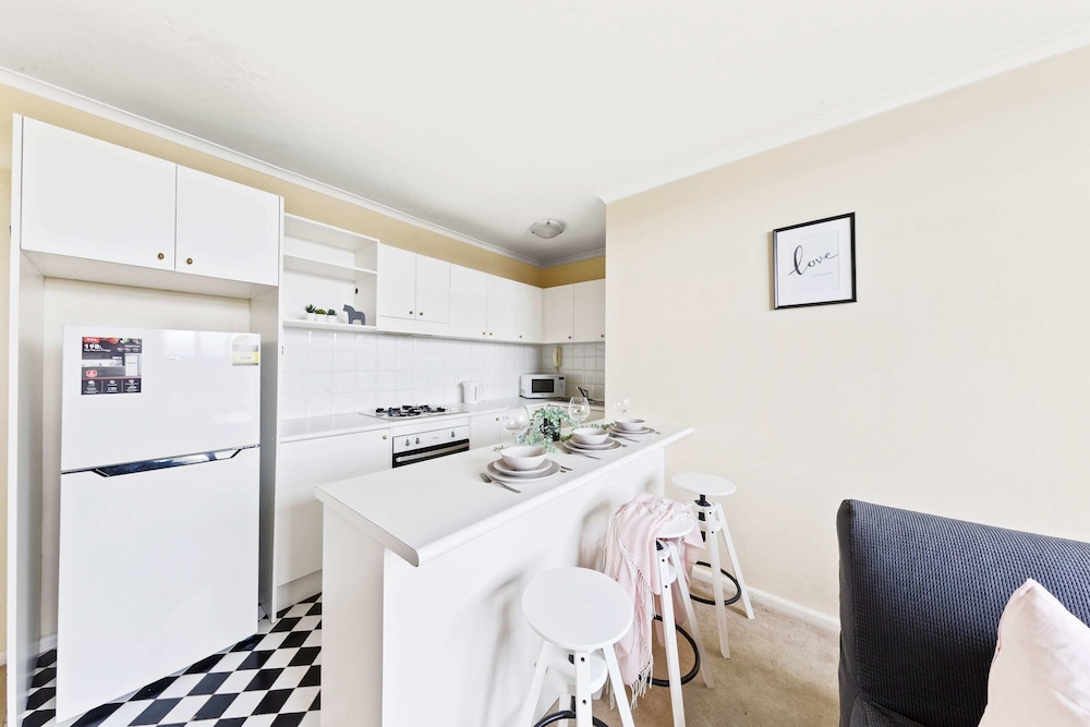A Comfy & Cozy Apt in Clifton Hill, Free Parking
