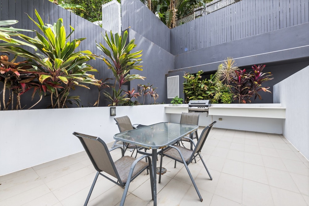 2-bed Getaway With Shared Pool & BBQ Access