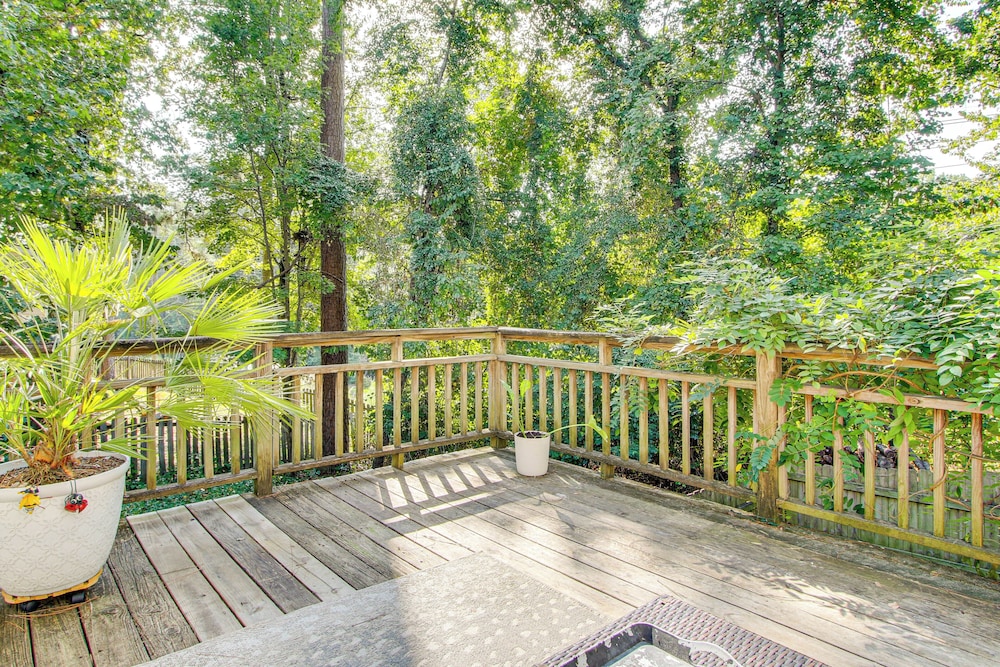 3 Mi to Marina: Quiet Getaway w/ Deck in Lexington