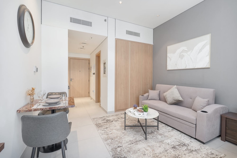 Spacious and Stunning Studio in The Heart of JVC