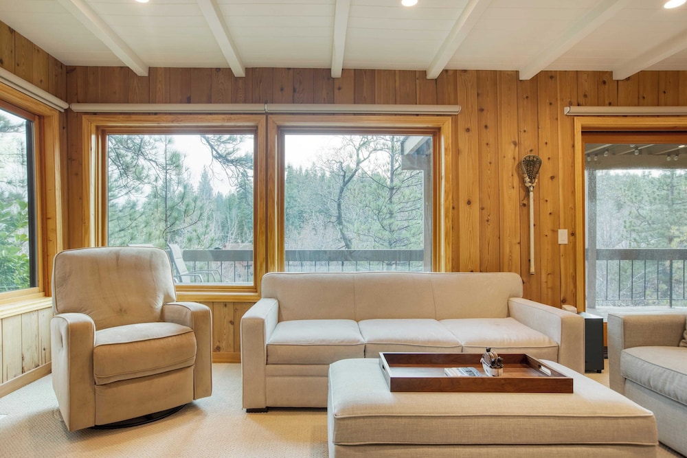 Arrowhead Lakeside Escape by Avantstay 3min Walk to Lake, Private Beach Access