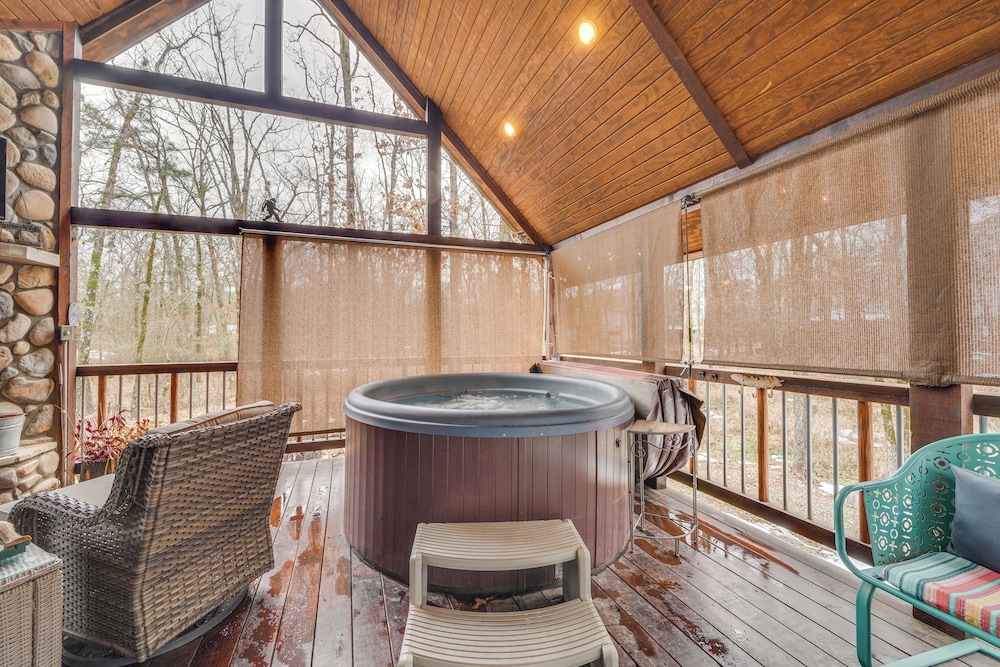 Hot Tub + Fire Pit: Broken Bow 'honeymoon Cabin'
