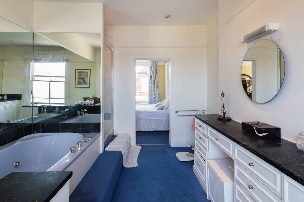 Traditional 5 Bed Family Home Near theTube