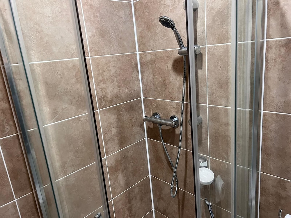 Luxury Apartment - Free Wi-fi & Parking NO Deposit