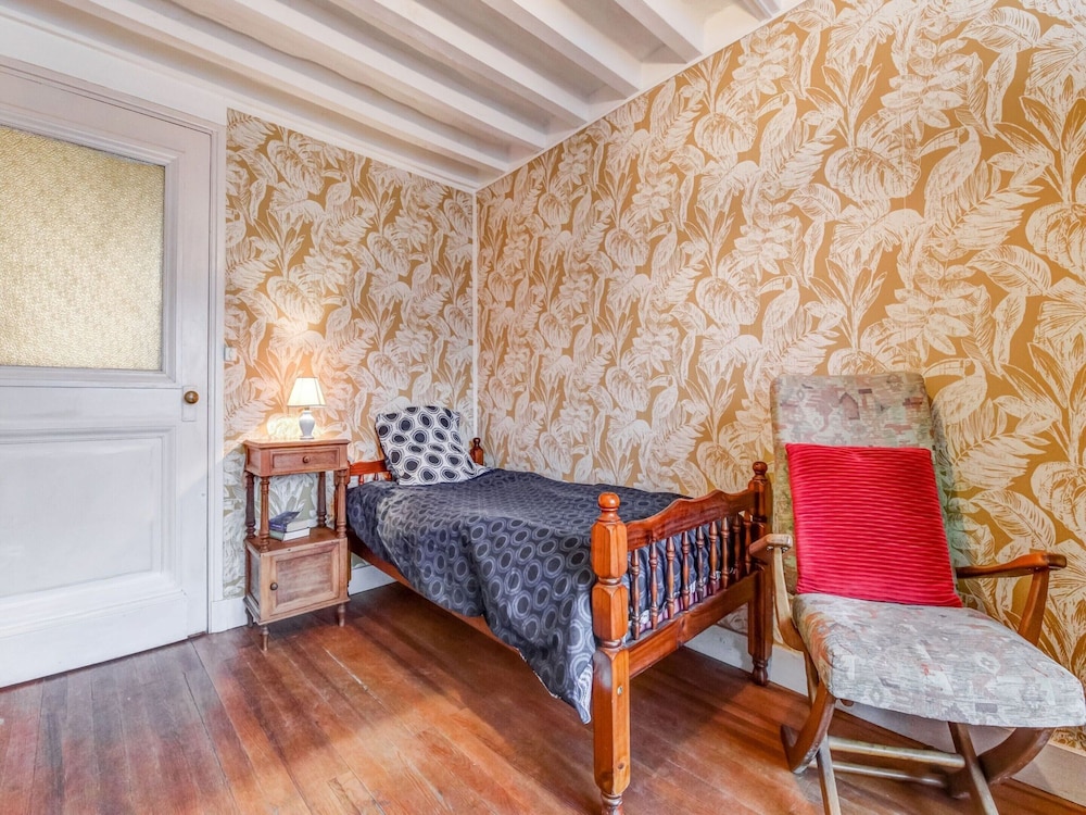 Traditional Holiday Home in Brinon sur Beuvron