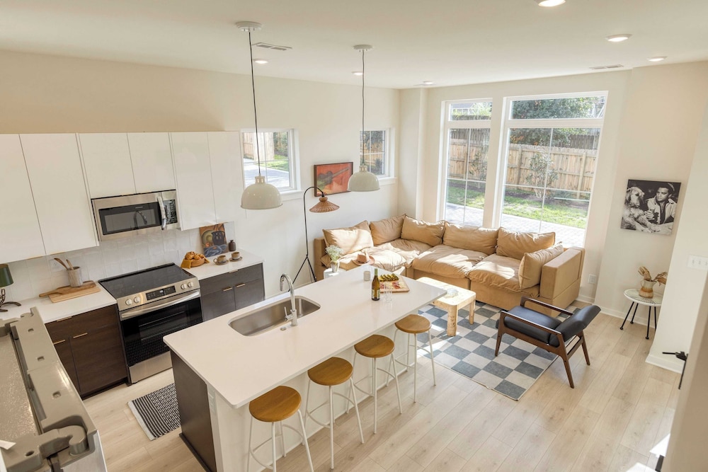 2 New Townhomes w/ Balcony, Mins to Broadway, Sleeps 16 98 Degrees & The Stage
