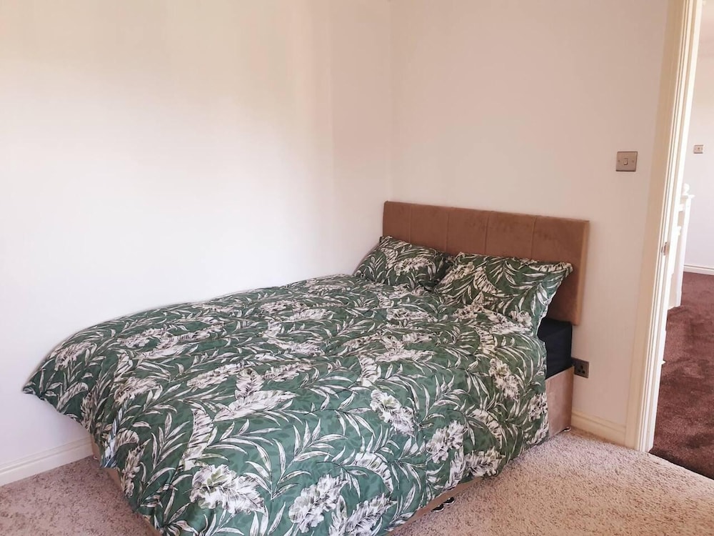Lovely 4-bed , 3 Bath Villa in Bolton, Manchester view 4