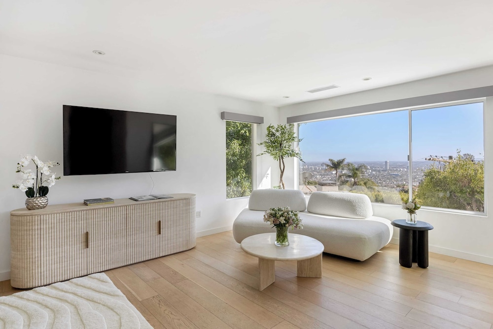 Luxury Hollywood Hills Home With Pool, Outdoor Dining & Iconic Views Skyline Chalet