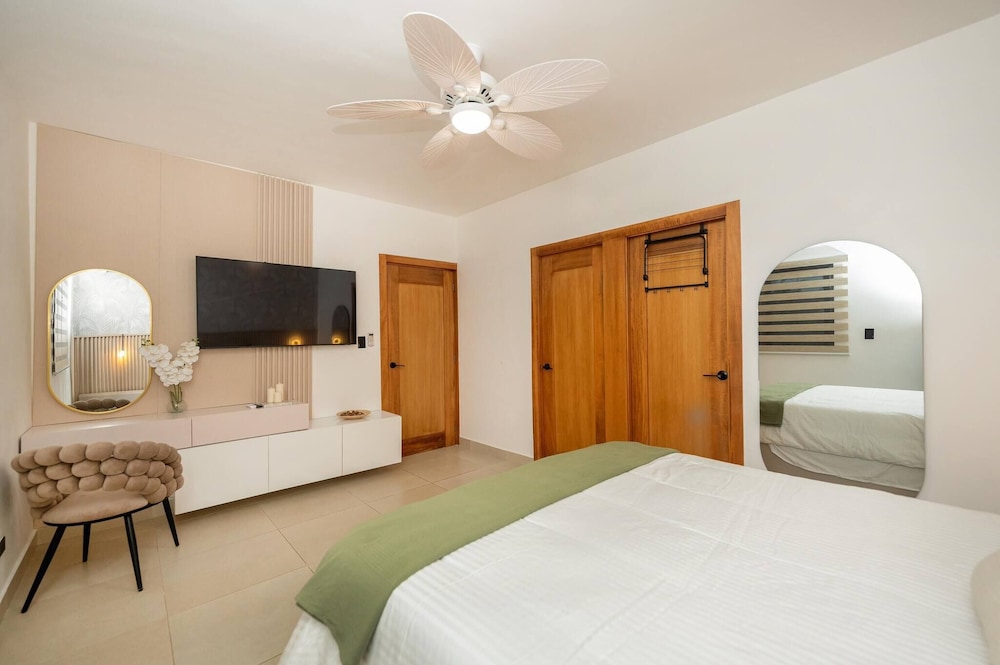 Dream Stay - Pool & Gym - 10min Airport & Homs