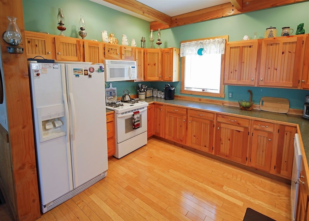 Cozy Cove Cottage Limit 6 3 Bedroom Cottage by RedAwning view 3