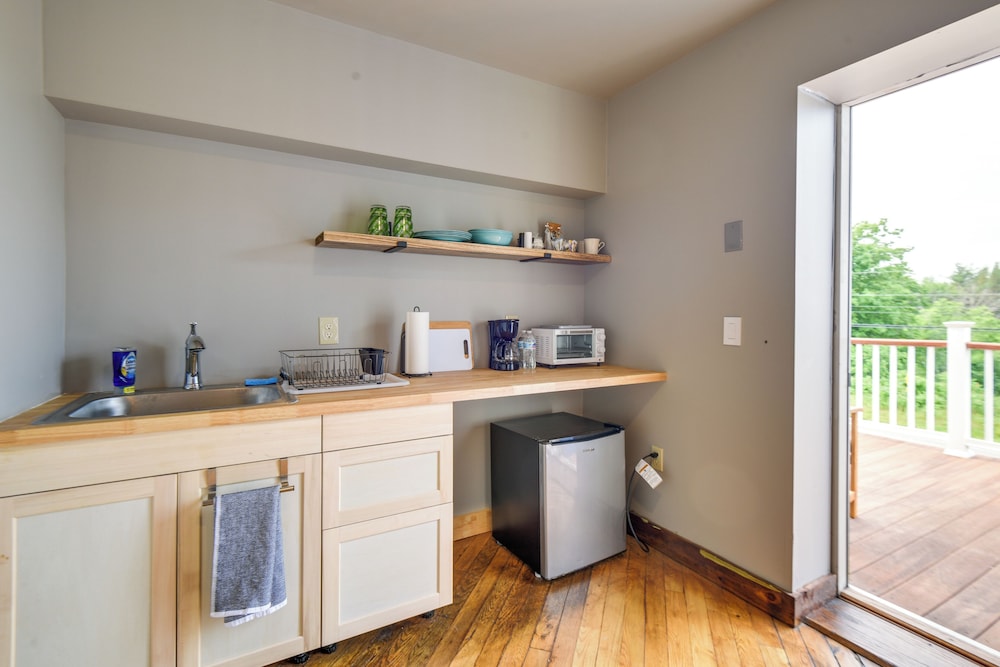 Meredith Studio Near Downtown: Hike, Swim, Ski!
