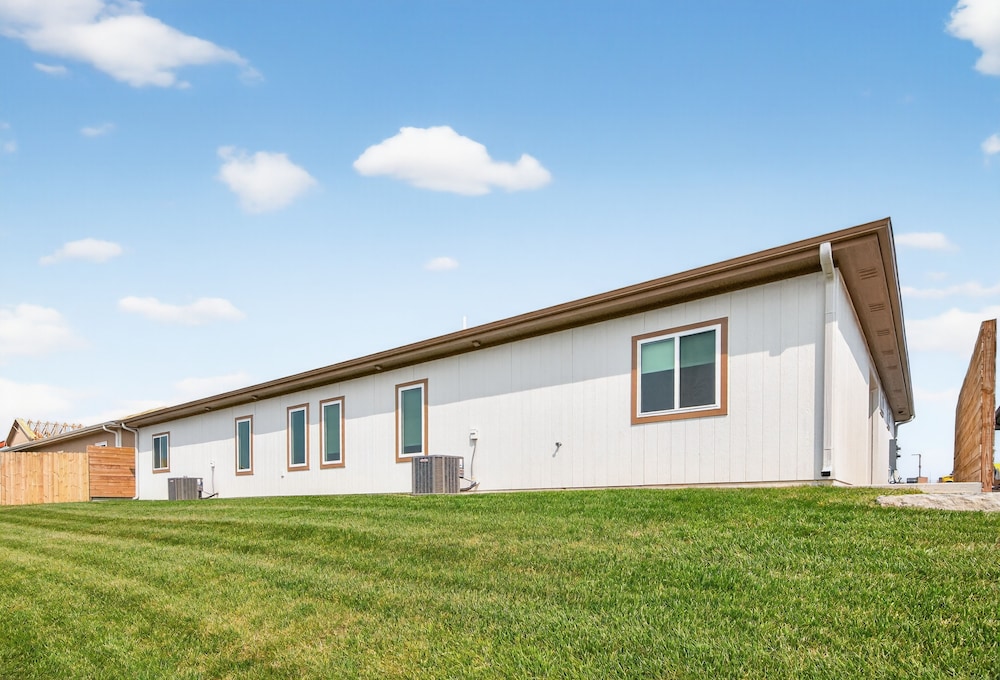 Plush & Roomy - Perfect For All Ages Near Ku & Kc 3 Bedroom Duplex