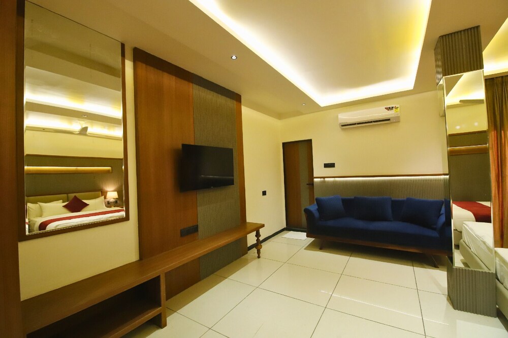 Hotel Sanatana
