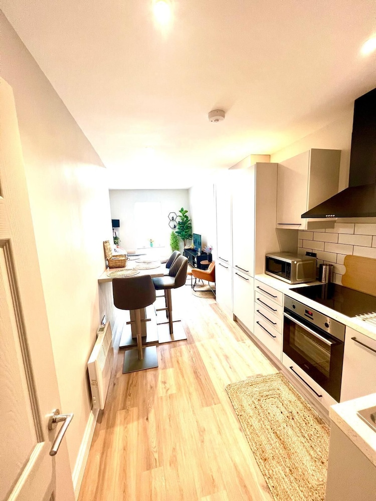 Brand New Coastal Breeze -family Friendly- Parking view 5