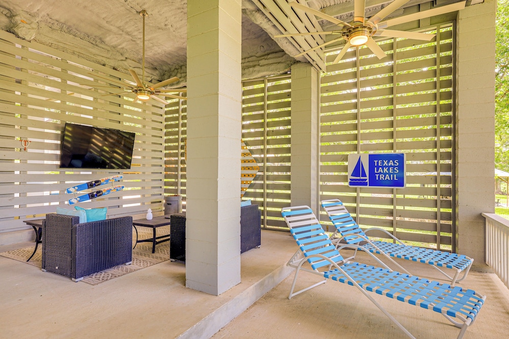 Mod on the Guad Home w/ Lake Mcqueeney Views!