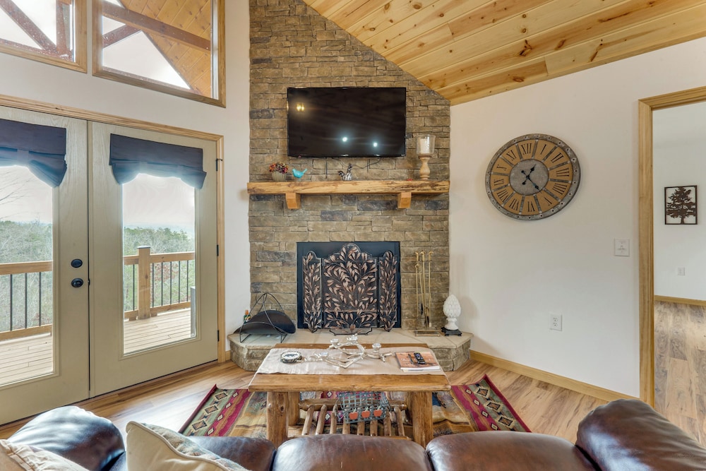 Fall Colors, Deck & Fireplace: Murphy Mtn Retreat!