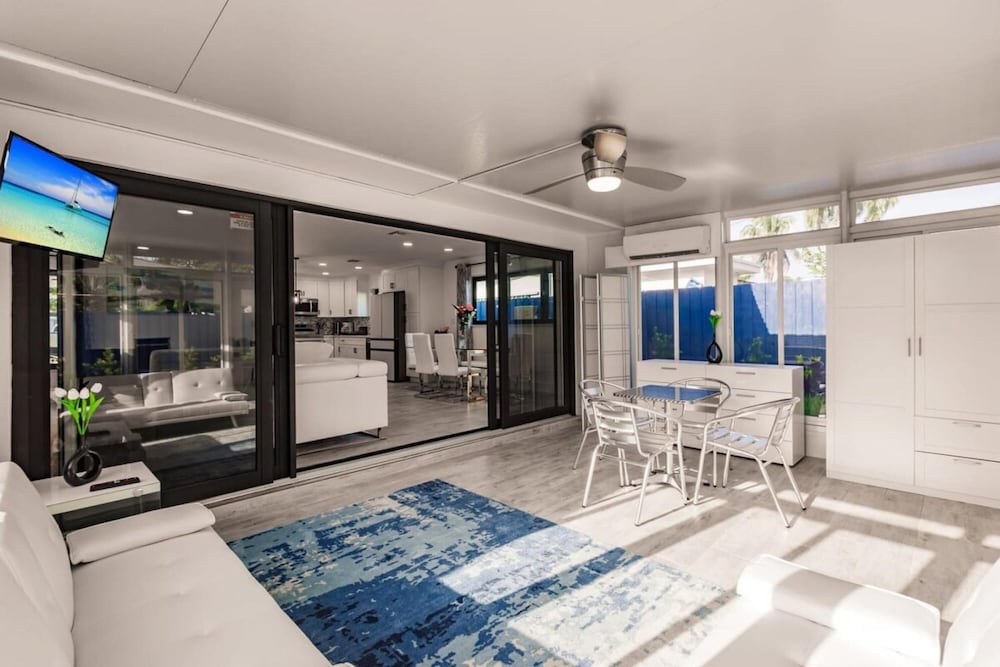 Modern Spacious Home With Pool Jacuzzi